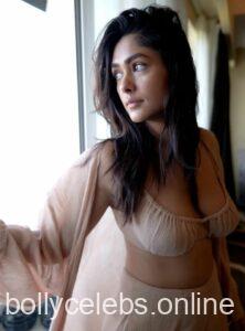 Mrunal Thakur hot outfits