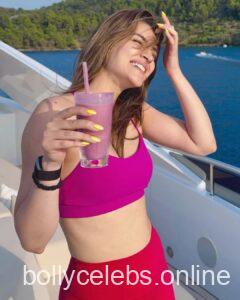 Kriti sanon hot in bikini