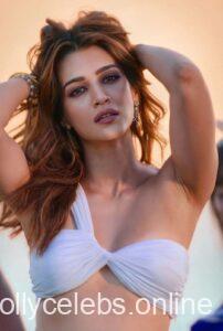 Kriti sanon in bikini