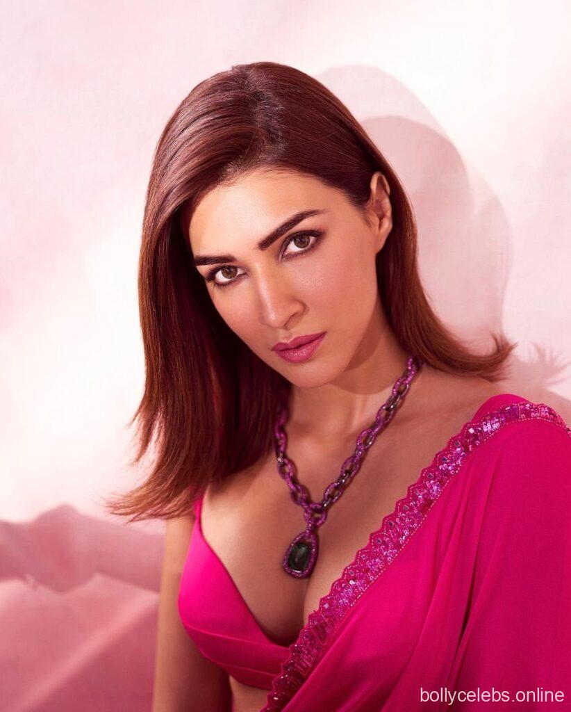 kriti-sanon-hot-boobs-cleavage