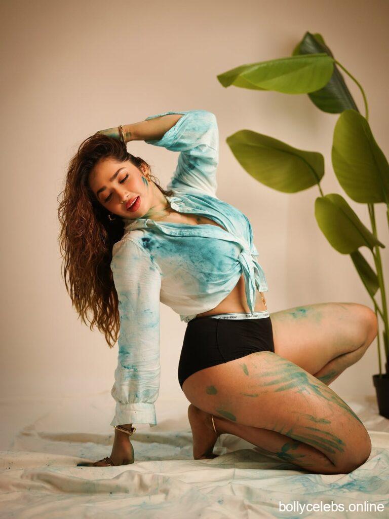 Aditi Mistry Hot Images (9)