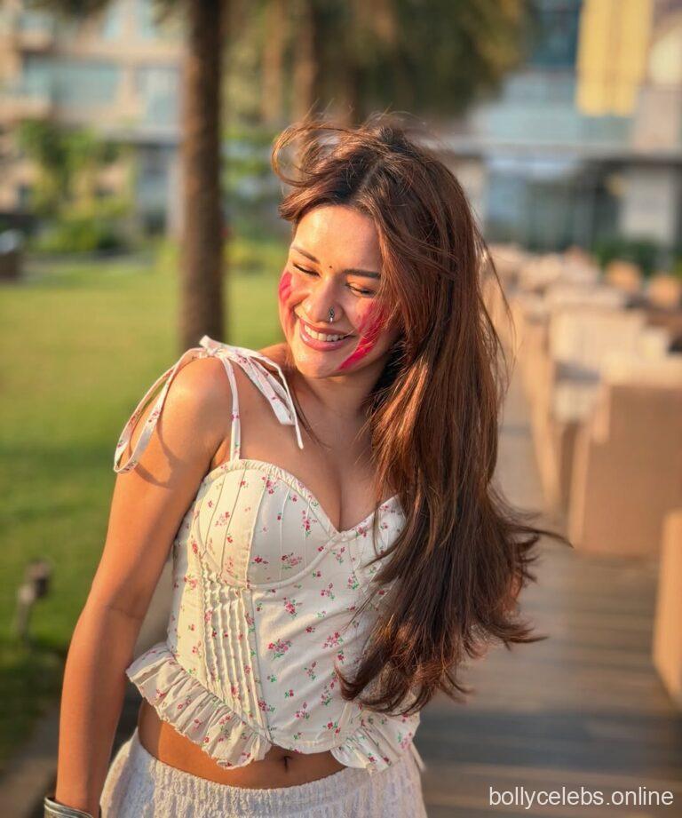 Avneet Kaur Hot Images Holi (12)