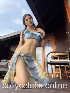 Mouni Roy Hot Images (34)