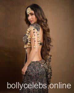 Mouni Roy Hot Images (40)