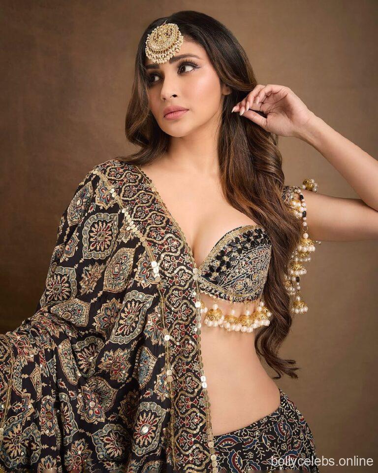 Mouni Roy Hot Images (42)